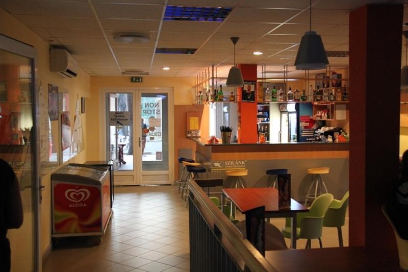 Teke Bowling Centrum Es Sport Panzio Szeged Exteriör bild