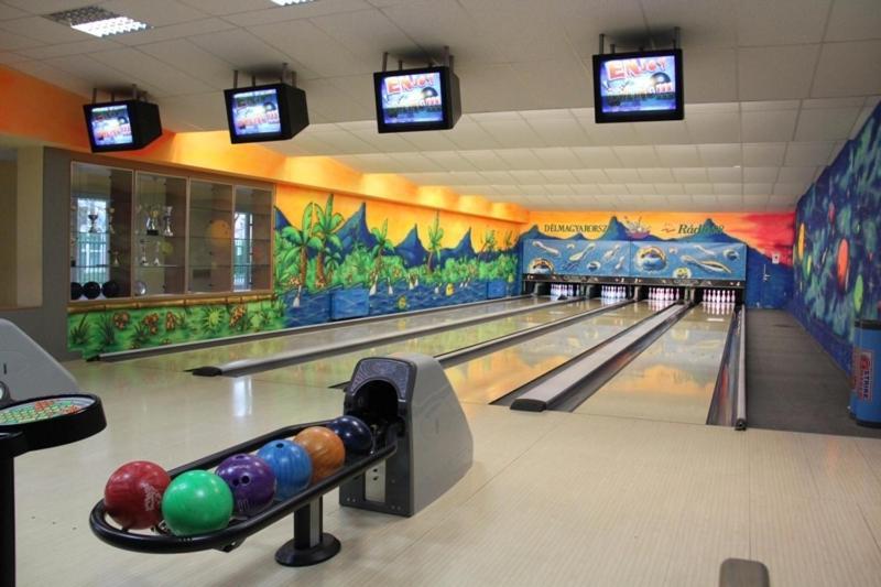 Teke Bowling Centrum Es Sport Panzio Szeged Exteriör bild
